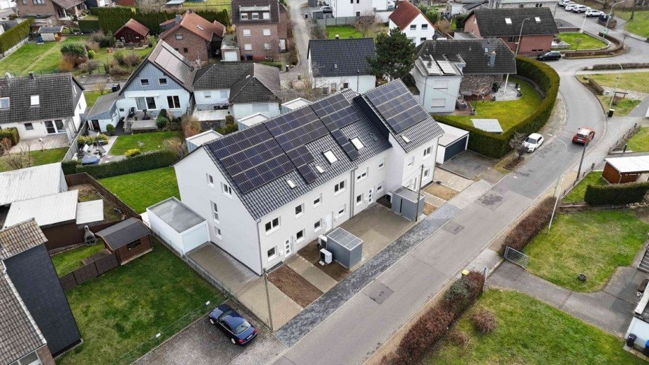Drohnenansicht Front Reiheneckhaus Vettwei�