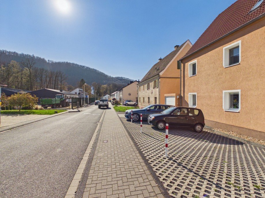 Stra�enansicht mit Stellpl�tzen Mehrfamilienhaus Heimbach / Hasenfeld