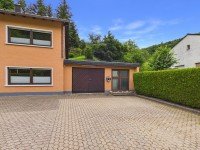 Bild (38e60292260918db4f9c6d5c5c16a707): Wohnen wo andere Urlaub machen. Freistehendes Einfamilienhaus mit Garage in attraktiver Hanglage!