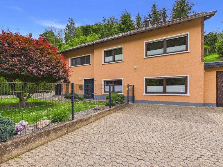 Hauptbild: Wohnen wo andere Urlaub machen. Freistehendes Einfamilienhaus mit Garage in attraktiver Hanglage!
