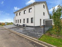 Strassenansicht seitlich Moderne Doppelhaush�lfte in Eschweiler �ber Feld - ruhig wohnen, offen leben 
